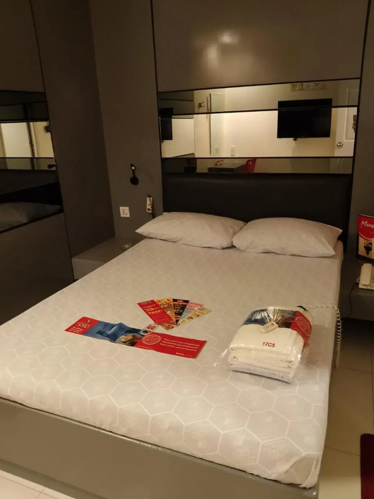 Bedroom, Bed in Hotel Sogo Avenida